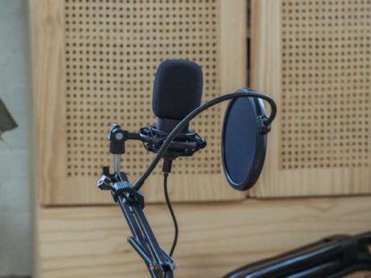 microphone and dampener used for podcasts